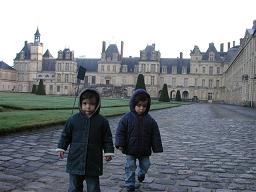 Frente ao Castelo de Fontainebleau
